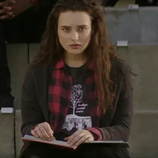 🌸 Hannah Baker 13 Reasons Why Together Forever Drama adolescente, Chica, Serie de TV, Sentado, Retrato, Serio whatsapp sticker
