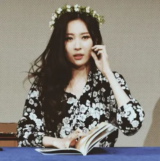 🏹 mujer, corona de flores, libro, coreano, cantante telegram sticker