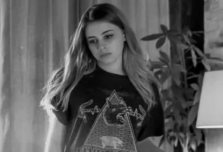 🔗 mujer, retrato, blanco y negro, joven adulto, serio/seria, moda, casual telegram sticker
