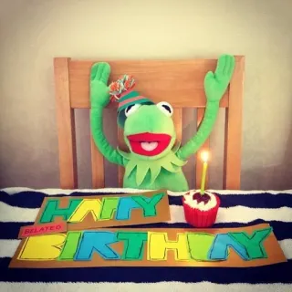 🥳 Kermit Happy Belated Birthday Kermit la grenouille, anniversaire, en retard, salutation, fête, célébration, muppet telegram sticker
