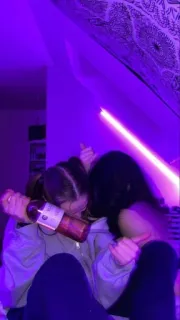 💜 Mädchen, Alkohol, Party, Nacht, Freunde, lila Licht, Spaß telegram sticker