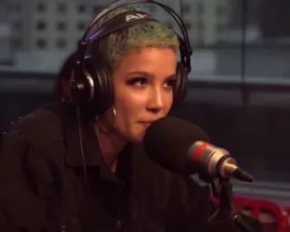 🍒 Halsey cantor, celebridade, música, artista, artista feminina, pessoa, fones de ouvido whatsapp sticker