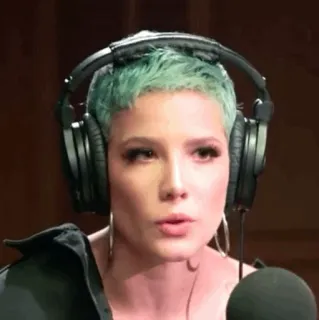 🕊 Halsey Halsey, 歌手, 音乐人, 肖像, 女性, 耳机 telegram sticker
