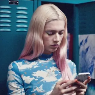 🧬 Jules Vaughn Euphoria Jules Vaughn, Euphoria, Hunter Schafer, Drama adolescente, Pelo rubio, Estampado de nubes, Smartphone whatsapp sticker