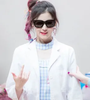 🍭 gafas de sol, bata de laboratorio, gesto, persona, mujer, retrato telegram sticker
