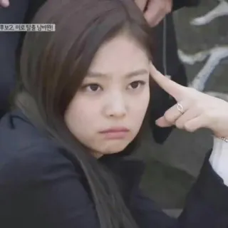 🙁 Jennie 후보2. 미로 탈출 남바완! kpop, jennie, blackpink, myślenie, mem whatsapp sticker