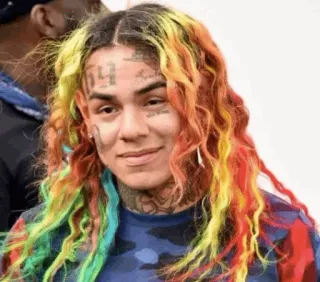 🧑‍🎤 Tekashi 6ix9ine Tekashi 6ix9ine, rappeur, artiste musical, cheveux arc-en-ciel, tatouage telegram sticker