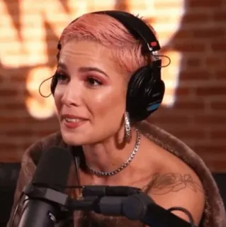 🕊 Halsey 歌手, 粉色头发, 耳机, 耳环, 名人 telegram sticker
