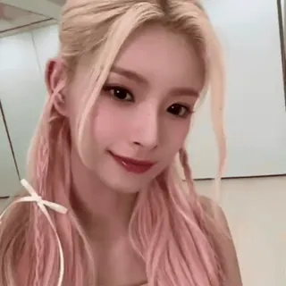 🥭 wanita, rambut pink, potret, orang, selfie, perempuan telegram sticker