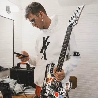 ➿ guitar, người đàn ông, âm nhạc, kính râm, áo hoodie whatsapp sticker