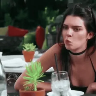 😐 Kendall Jenner ผู้หญิง, ภาพเหมือน, บุคคล, คนดัง, โต๊ะ, ดื่ม telegram sticker
