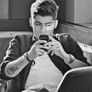 😐 男, 座る, 電話, タトゥー, 侮辱的なジェスチャー telegram sticker