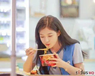 😋 frau, essen, nudeln, asiatisch, essen, ramen telegram sticker