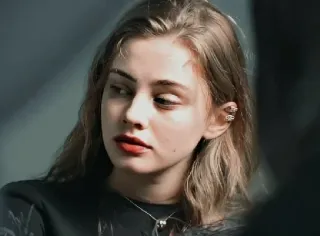 🦄 donna, ritratto, giovane adulta, capelli biondi, orecchini, collana, trucco telegram sticker