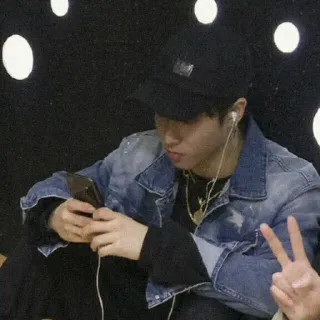 🌙 Pessoa, Homem, Adolescente, Menino, Kpop, Jaqueta jeans, Chapéu, Fones de ouvido telegram sticker