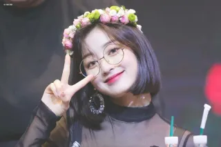 ☺️ pessoa, mulher, óculos, coroa de flores, retrato, sorrindo telegram sticker