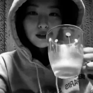 📼 ARIS 女性, パーカー, 飲み物, カップ, 白黒, ポートレート telegram sticker