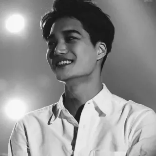 ⚓️ Kai K-pop, penyanyi, penampil, idola, EXO, ganteng, tersenyum, potret telegram sticker