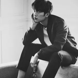 ➖ man, black and white, portrait, actor, korean, sitting, sunglasses telegram sticker