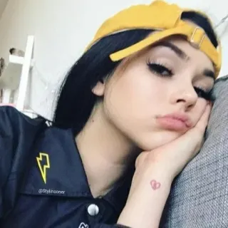 😐 @Stylinsoner donna, ragazza, cappello giallo, ritratto telegram sticker