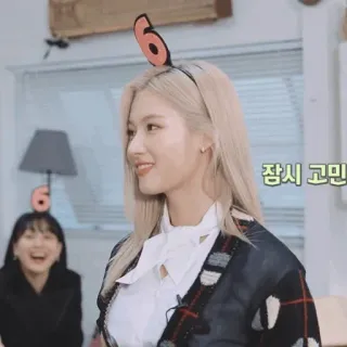 🥡 잠시 고민 korean, woman, smile, headband, person telegram sticker