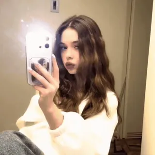 🧺 @wallgif girl, selfie, mirror selfie, aesthetic, brunette, lifestyle, influencer, portrait telegram sticker