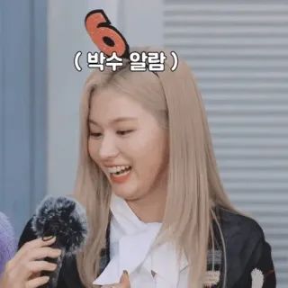 🏹  ( 박수 알람 ) woman, celebrity, k-pop, smiling, headband, blonde hair telegram sticker