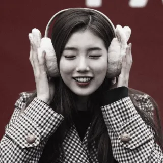 🌫 wanita, penutup telinga, senyum, potret, mode, musim dingin telegram sticker