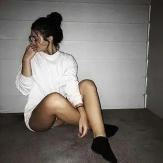😌 女性, 座る, 長袖, お団子, ポートレート, 屋内 whatsapp sticker