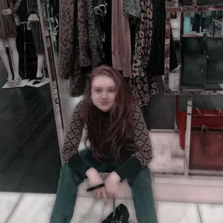 🌟 Sadie Sink Sadie Sink, atriz, celebridade, cabelo ruivo, casual, compras whatsapp sticker