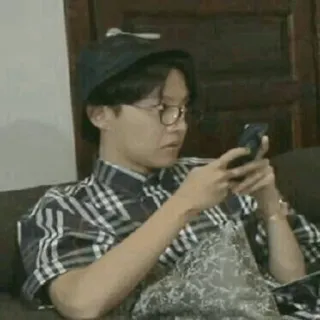 😒 사람, 남자, 안경, 모자, 폰, 실내 whatsapp sticker