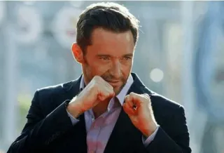 👊 Hugh Jackman Hugh Jackman, Aktor, Pose tinju, Tangan mengepal, Selebriti, Potret telegram sticker