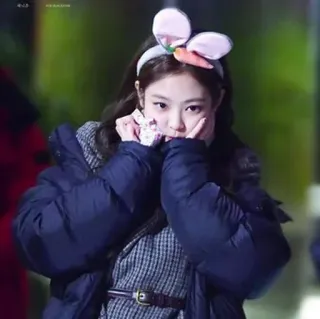 ➖ Jennie kpop, jennie kim, blackpink, orecchie da coniglio, carino, moda invernale telegram sticker