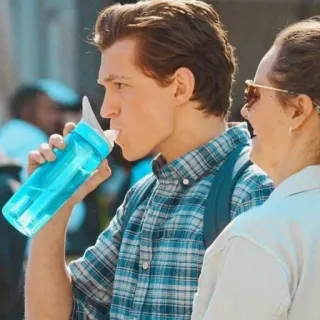 😐 Tom Holland acteur, boire, bouteille d'eau, homme, personne, célébrité telegram sticker