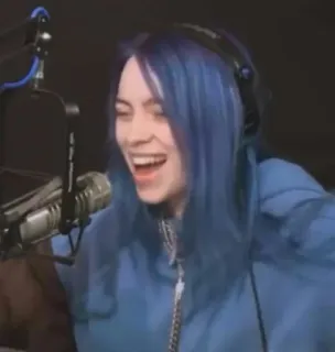 😂 Billie Eilish Billie Eilish, นักร้อง, ผมสีฟ้า, ไมโครโฟน, หัวเราะ telegram sticker