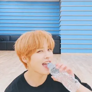 🔮 kpop, cantante, idol, acqua, bere whatsapp sticker