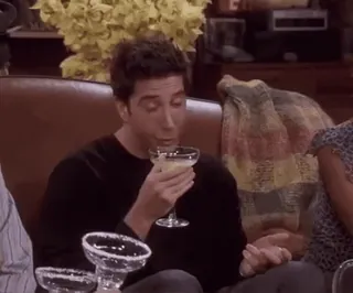 🥴 Ross Geller Friends мужчина, пьет, коктейль, телевизор, телешоу, друзья whatsapp sticker