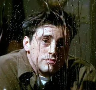 😔 Joey Friends triste, ventana, lluvia, Joey Tribbiani, Friends whatsapp sticker
