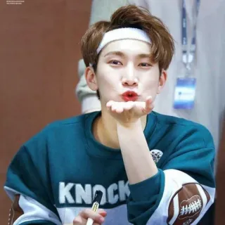 🧨 KNOCK kpop, idol, uomo, calcio, maglione, bacio, fascia telegram sticker