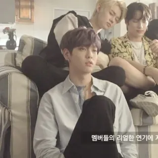 🎐 멤버들의 리얼한 연기에 k-pop, musica, gruppo, amici, divano telegram sticker