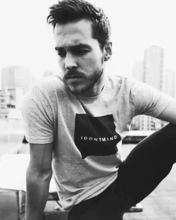 🌪 IDONTMIND homme, niveaux de gris, portrait, t-shirt, bâtiment, pose telegram sticker