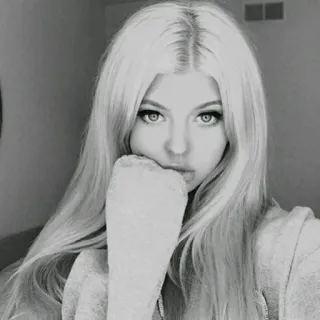😾 Loren Gray Loren Gray, influencer, retrato, rubia, mujer, cara, celebridad telegram sticker