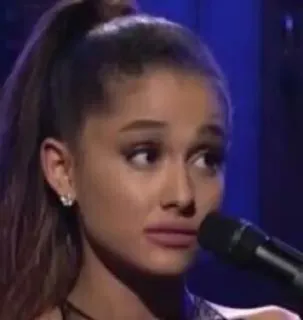 😮 Ariana Grande promi, sänger, mikrofon, auftritt, gesicht, frau, ausdruck whatsapp sticker