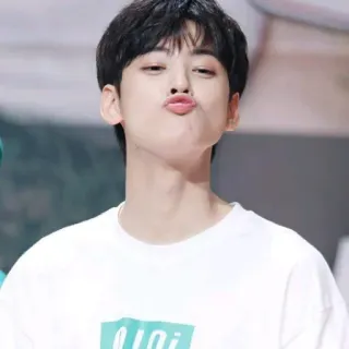 😙 kpop, ไอดอล, คน, ผู้ชาย, เอเชีย, ทำปากจู๋, น่ารัก, เกาหลี telegram sticker