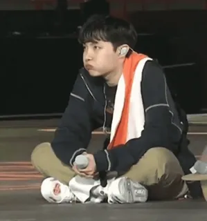 😐 mann, sitzen, sänger, kpop, person, konzert whatsapp sticker