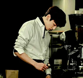 🕸 café, barista, café, homem, camisa, máquina, preparando café telegram sticker