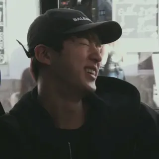 😂 đàn ông, mũ lưỡi trai đen, người, áo hoodie đen, người châu Á, cười telegram sticker