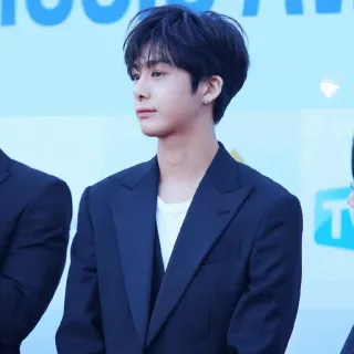 🥂 homme, K-pop, acteur, masculin, costume, célébrité whatsapp sticker