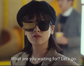 🏃 What are you waiting for? Let's go. femme, lunettes de soleil, béret, intérieur, regard caméra, personne whatsapp sticker