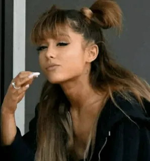 🌿 Ariana Grande Chanteuse, Célébrité, Femme, Pop star, Coiffure whatsapp sticker